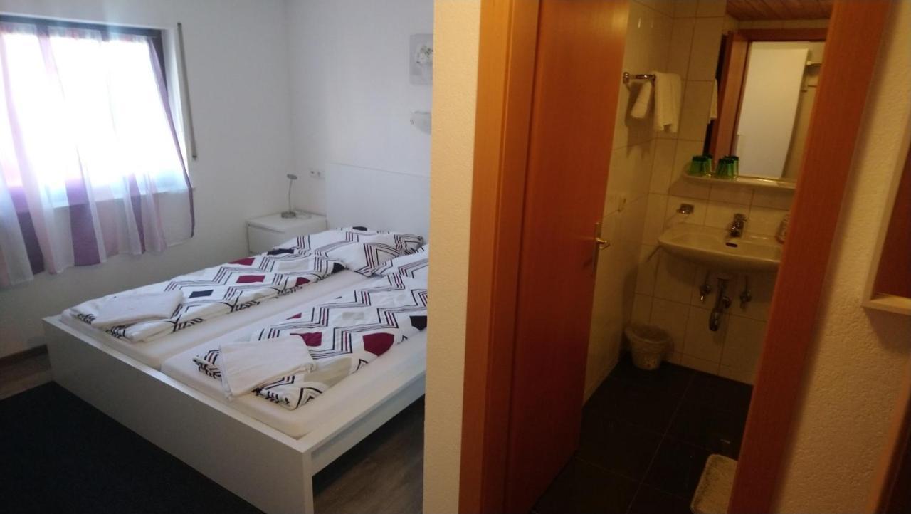 Gasthaus Krone Ubersaxen ภายนอก รูปภาพ