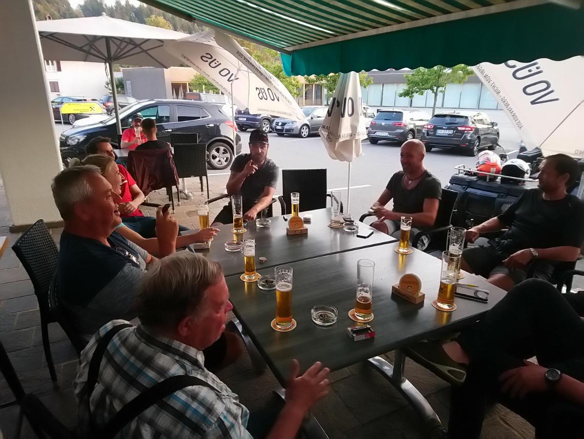 Gasthaus Krone Ubersaxen ภายนอก รูปภาพ